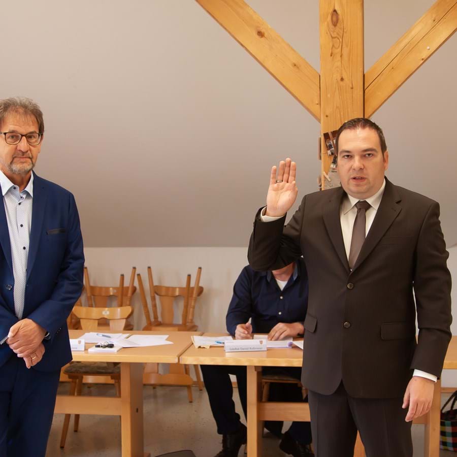 Vereidigung des Ersten Bürgermeisters Ronny Beck durch Gemeindertasmitglied Günter Zenk (links)